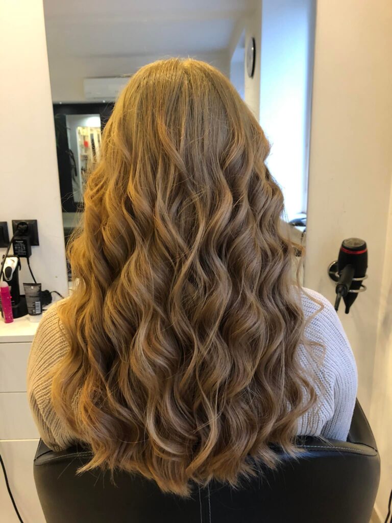 Miękkie fale na włosach klientki - stylizacja wykonana w naszym salonie fryzjerskim w Krakowie