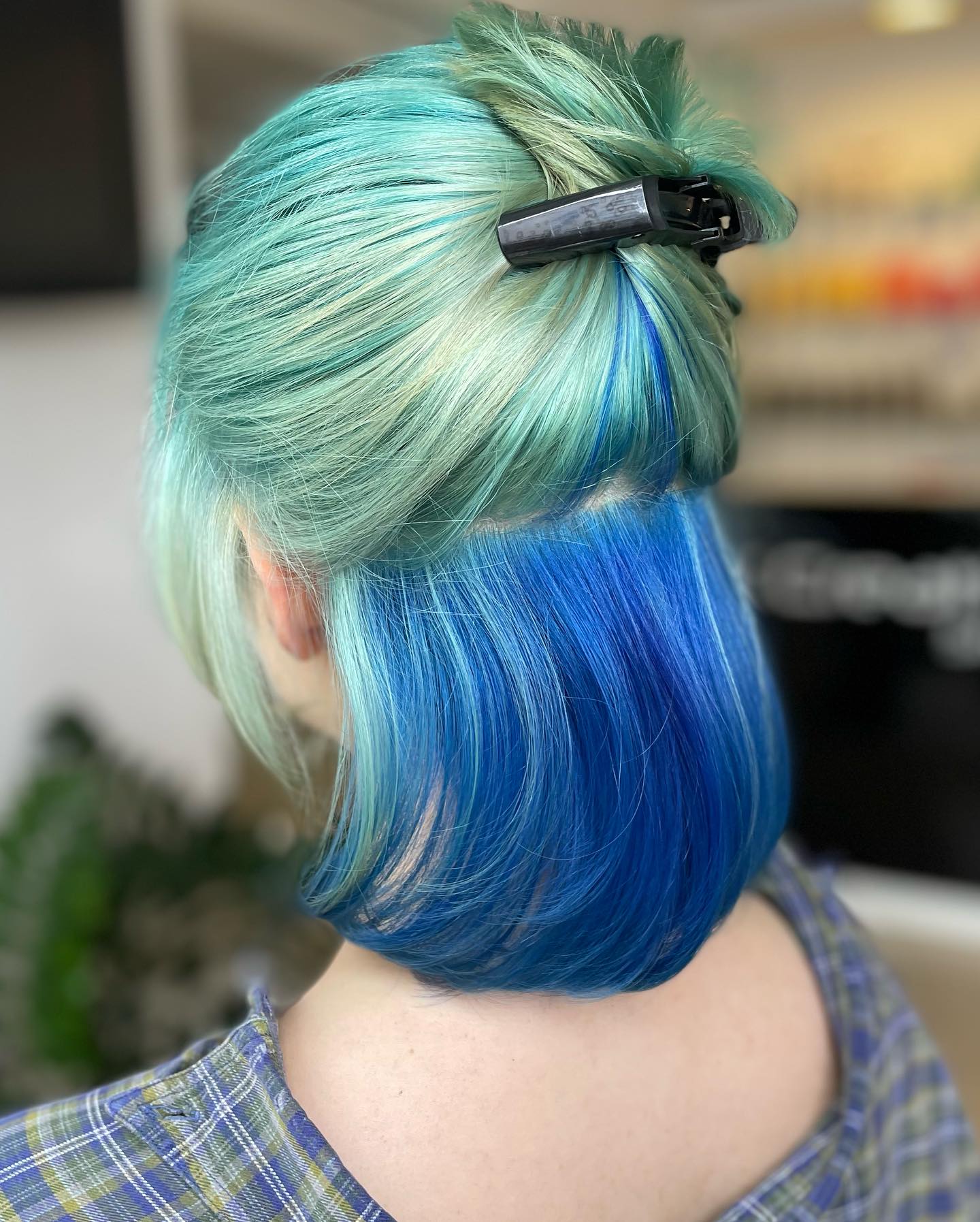 Ciekawa koloryzacja włosów u klientki - profesjonalny efekt z naszego salonu fryzjerskiego w Krakowie