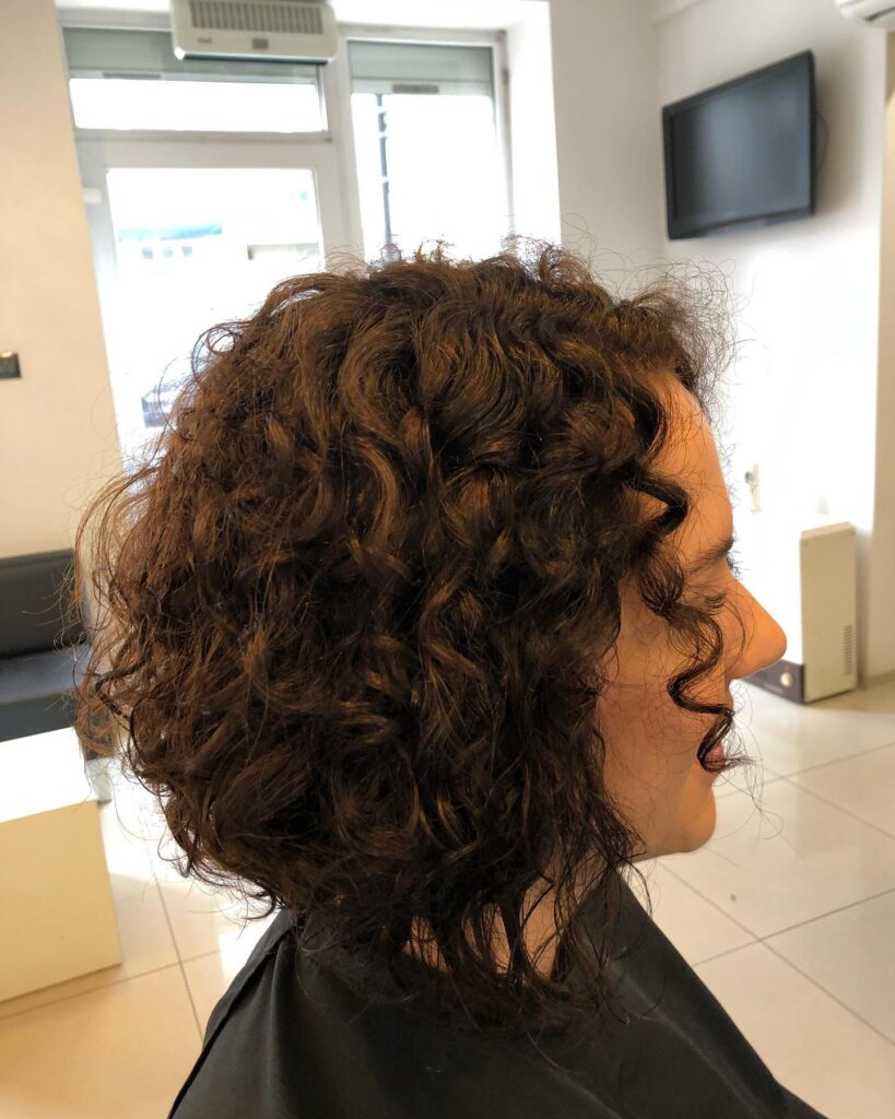 Stylizacja loków na włosach klientki - efekt wykonany w naszym salonie fryzjerskim w Krakowie