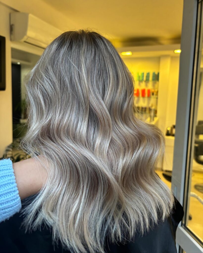 Pielęgnacja falowanych włosów wykonana przez naszego stylistę - M&K Creative Studio, Kraków