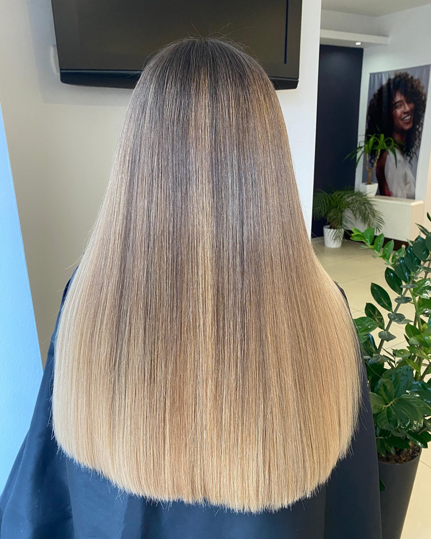 Refleksy blond - koloryzacja włosów wykonana w naszym salonie fryzjerskim w Krakowie