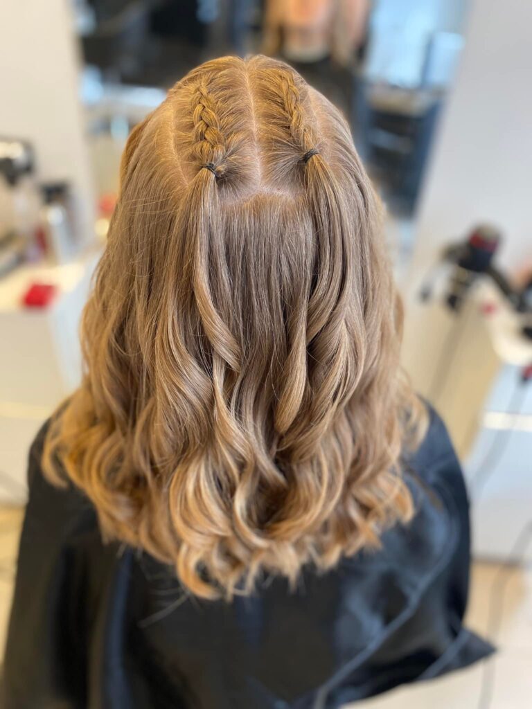 Ciekawe ułożenie kobiecych włosów - kreatywna stylizacja wykonana w M&K Creative Studio w Krakowie