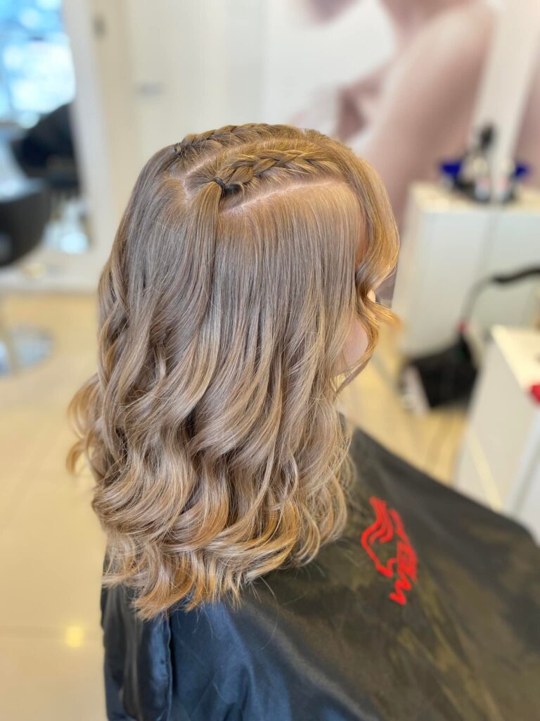 Kobiece upięcie włosów - delikatna i estetyczna stylizacja wykonana przez naszego stylistę w Krakowie